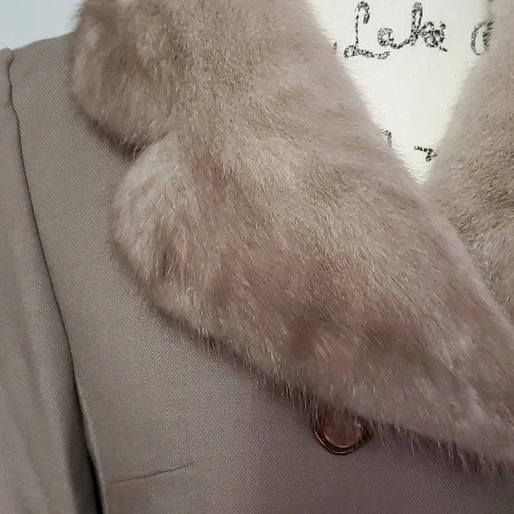 Vintage,  Sears green wool coat with real fur collar. - Picture 2 of 14